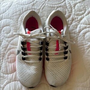 Nike air Zoom Pegasus 38 White and Pink Athletic Shoes.